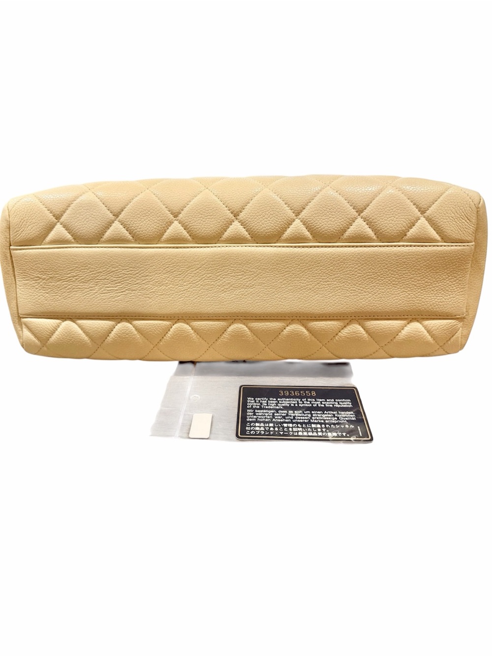 CHANEL Quilted Shoulder Bag in Pale Yellow with Gold Chain - Picture 5 of 10